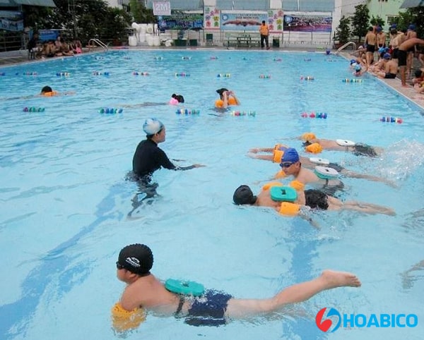 Trẻ em bơi tại hồ bơi Kiến Hưng