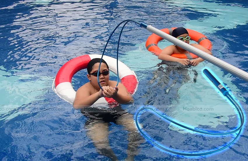 Sử dụng móc cứu hộ bể bơi