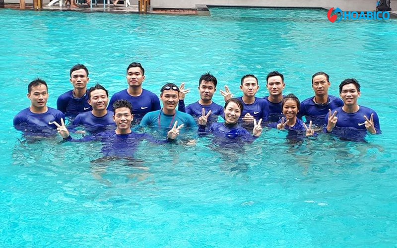 Đội ngũ HLV bơi tại hồ bơi Rạch Miễu
