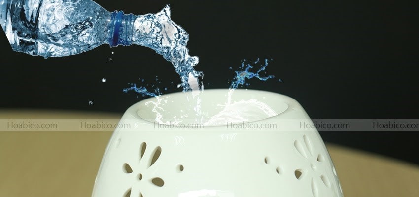 Cách sử dụng đèn xông tinh dầu - Thêm nước