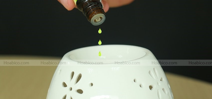 Cách sử dụng đèn xông tinh dầu - Thêm tinh dầu