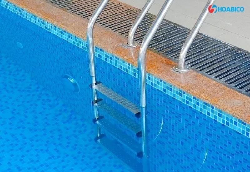 Đặc điểm của thang bể bơi 4 bậc