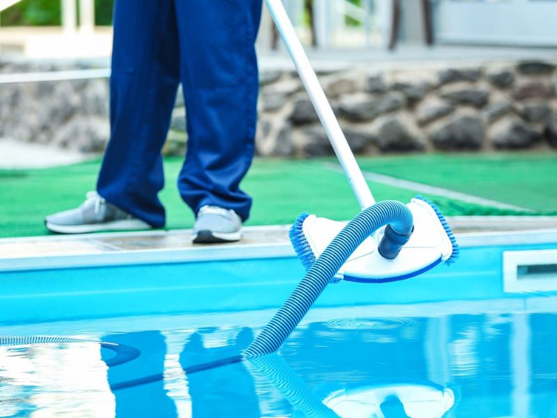 Nước bể bơi bị nhiễm vôi
